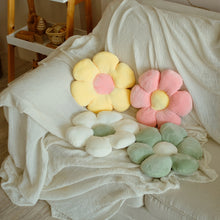 Afbeelding in Gallery-weergave laden, Fluffy Daisy Pillow
