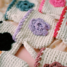 Load image into Gallery viewer, Crochet Coin Wallet Daisy

