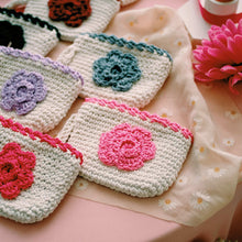 Load image into Gallery viewer, Crochet Coin Wallet Daisy
